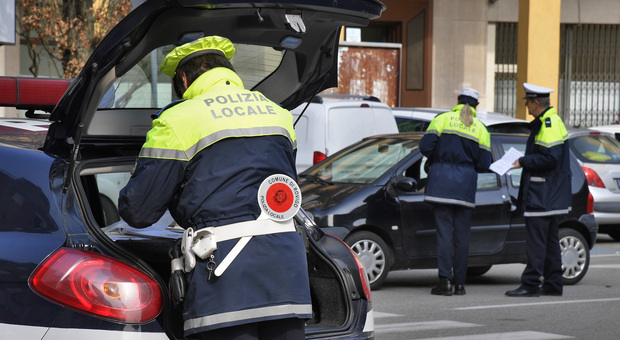 Agenti della Polizia locale di Rovigo durante i controlli delle domeniche ecologiche
