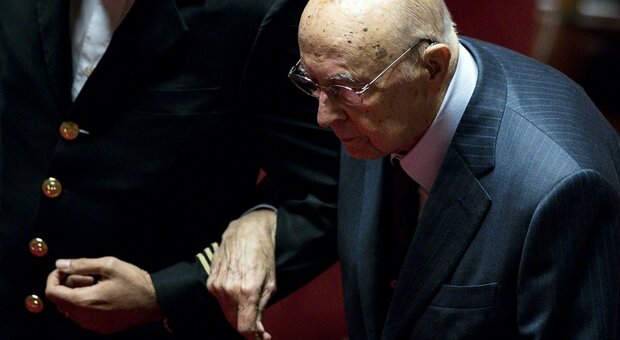 Giorgio Napolitano operato al cuore a 97 anni. «È sveglio ma in prognosi riservata»