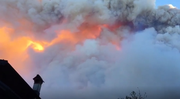 Incendi, il fronte minaccia Fortogna: cittadini pronti ad evacuare