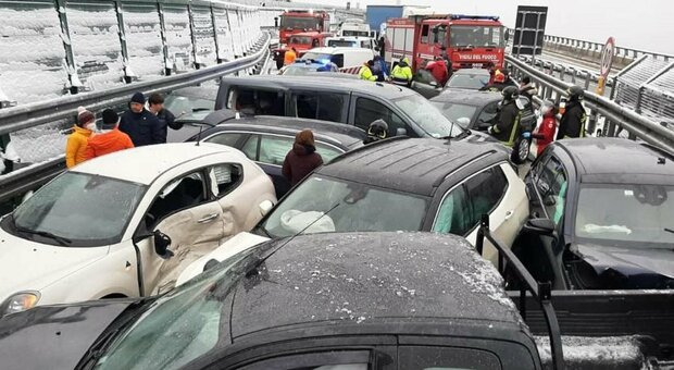 Incidente su A32 Torino-Bardonecchia per il ghiaccio: due morti, 25 auto coinvolte