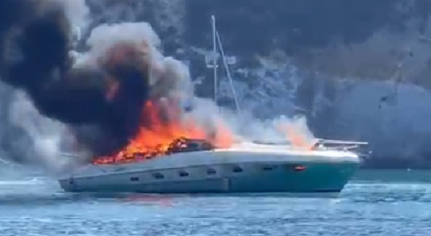 Ponza, barca in fiamme davanti al Frontone. Paura tra i bagnanti