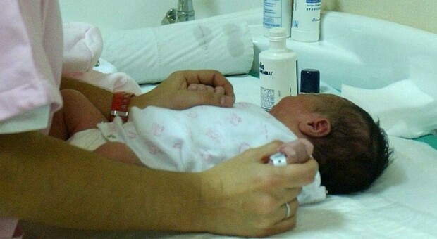 Spruzza spray per mesi sulla figlia appena nata per farla ricoverare, arrestata mamma 29enne a Milano