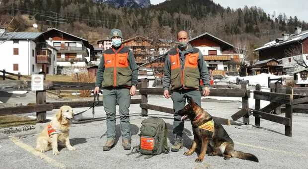 La Polizia provinciale con i due cani specializzati nello scovare veleni