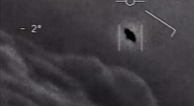 Ufo, «il Pentagono possiede una foto di un "Triangolo Nero" che esce dall'oceano». Perché non la pubblica?