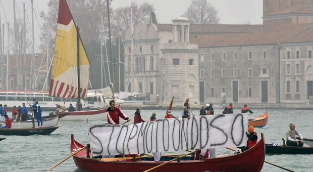 La manifestazione a Venezia contro il moto ondoso