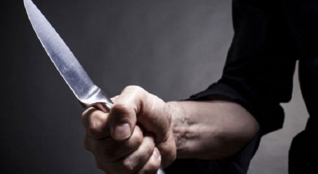 Si punta un coltello alla gola fuori dal terrazzo della sua casa di Vittorio Veneto, salvato dai Carabinieri