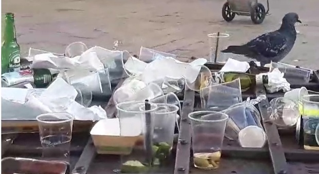 Venezia, Campo Santa Margherita ricoperto dai rifiuti dopo la movida del sabato sera
