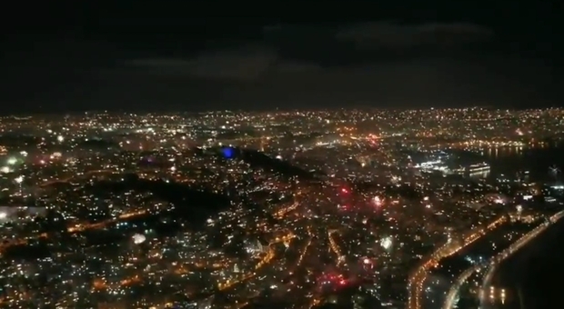 Napoli, lo spettacolo dei fuochi d'artificio ripreso da un drone