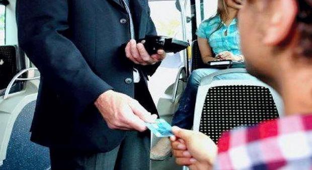 Pizzicata senza biglietto sul bus: minacce e sputi al controllore