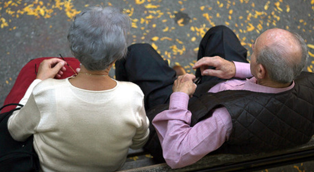 Anziani e farmaci, rapporto Aifa: «Prescrivere meno e meglio». Dati sul consumo: dai medicinali per la pressione e il diabete agli antibiotici