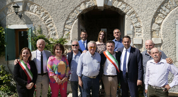 Un momento della cerimonia di inaugurazione a Funes dell'iniziativa Strappi d'affresco, con i dipinti