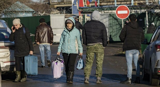 Crisi Ucraina-Russia, il primo treno con 1000 rifiugiati del Dondass arriva a Rostov. Le immagini