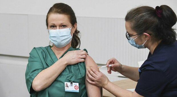 Covid, perché ci sono positivi anche tra i vaccinati? Uno su 10 prende il virus, «ma nessuno in forma grave»