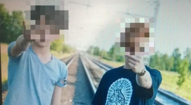 Giovani sui binari per il selfie o il video ad alto rischio in una foto d'archivio
