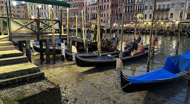 Venezia. Super bassa marea a -64 centimetri, il Canal Grande "prosciugato": rischi per la viabilità