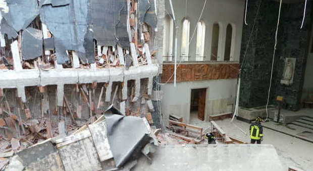 L'interno della chiesa crollata