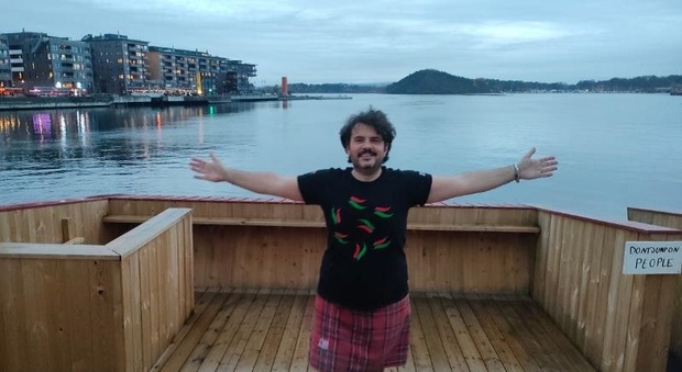 Pierluigi, maestro di sauna realizza il suo sogno a Oslo con quattro rituali