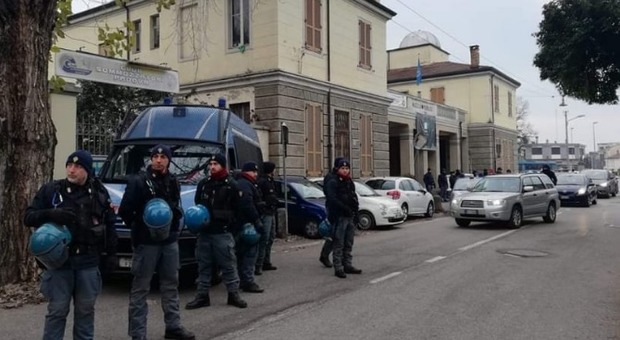 Sgombero all'ex Macello: schierati agenti in tenuta antisommossa, traffico in tilt