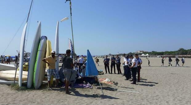 Noleggio abusivo di ombrelloni, sdrai e carrellini sulla spiaggia libera del Lido di Venezia