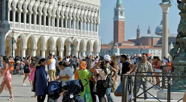 L'assedio dei turisti a Venezia, lunedì erano 80mila
