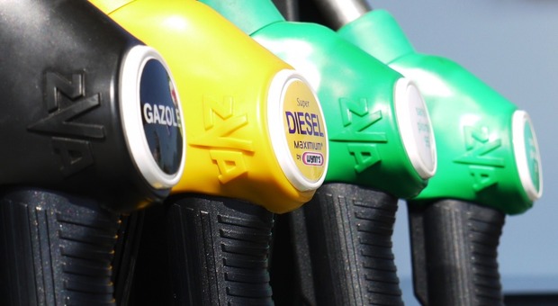 Corsa al distributore, dal 1° dicembre sconto dimezzato ed i prezzi di benzina e diesel tornano a salire. Gasolio di nuovo sopra i 2 euro