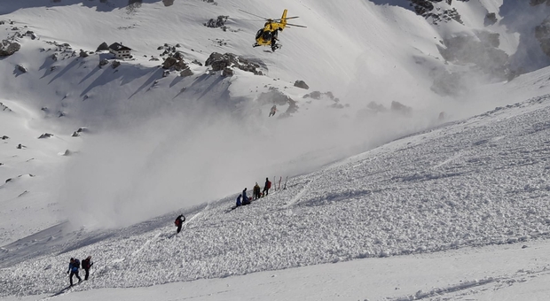 Nevicata sulle Dolomiti, automobilisti impreparati soccorsi e una valanga che arriva sulla pista
