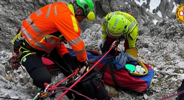 Si stacca l'appiglio e precipita dal Monte Siera, alpinista salvato dal casco