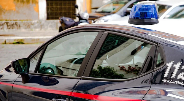 I carabinieri intervenuti per controllare la bomba e trovano della droga