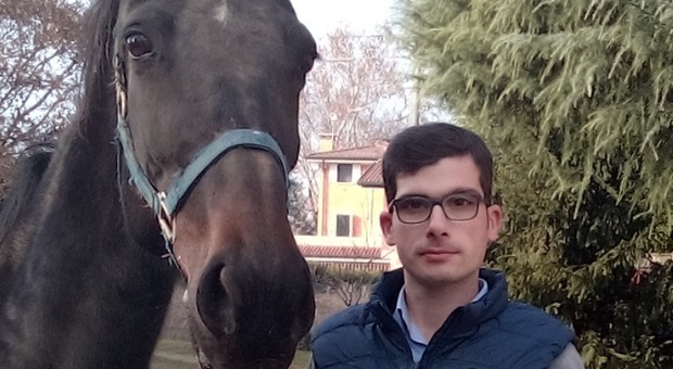Filippo, 26 anni, invalido: «Grazie ai cavalli ho superato tutti i miei limiti»