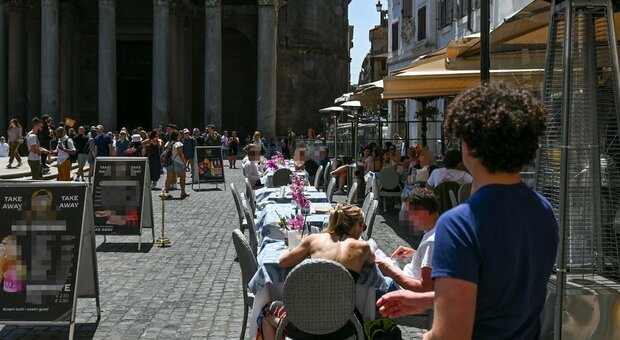 Tavolini all'aperto, pronta la proroga per i bar e i ristoranti: ma i residenti del centro storico di Roma sono contrari