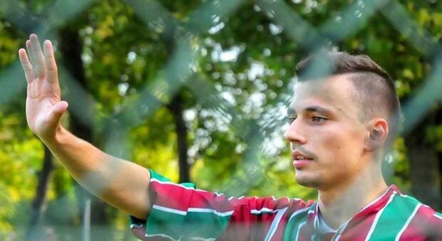 Mantova, calciatore di 27 anni si accascia durante la partita e muore poco dopo in ospedale: Dimitri Roveri stava per diventare padre
