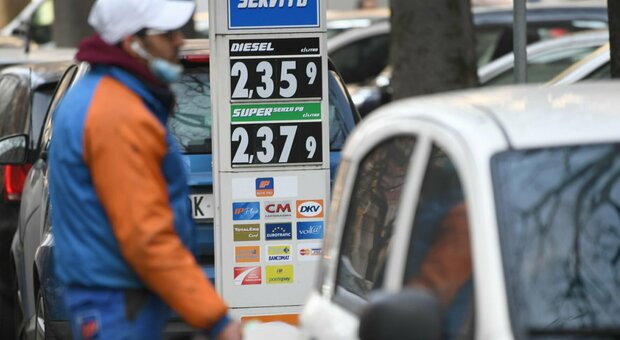 Inflazione sale all'8% a giugno, aumentano i prezzi: benzina raggiungerà il record di 2.46 euro
