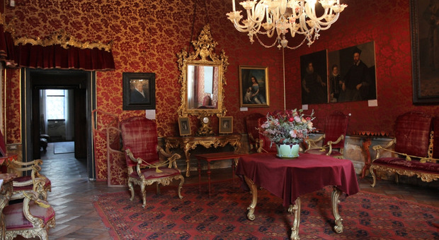 Il salon rosso del Castello (dal sito castellodithiene.com). L'archivio storico apre al pubblico