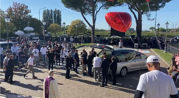 Nuvola di palloncini rossi e centinaia di persone al funerale di Mattia Caruso