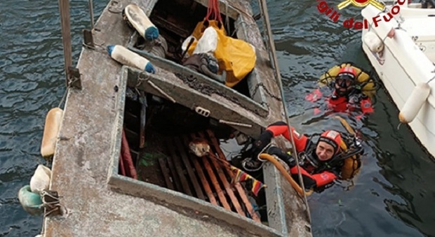 Affonda barca di 8 metri nel canale. Sommozzatori in acqua con la Bora
