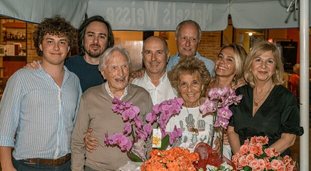 Maria Carmen Trevisiol, detta Francesca, assieme al marito Luigi Zanon, detto Franco, ai figli, alle nuore e ai nipoti festeggia i 96 anni