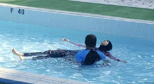 Nella piscina dello Sporting Center in burkini: clienti in rivolta