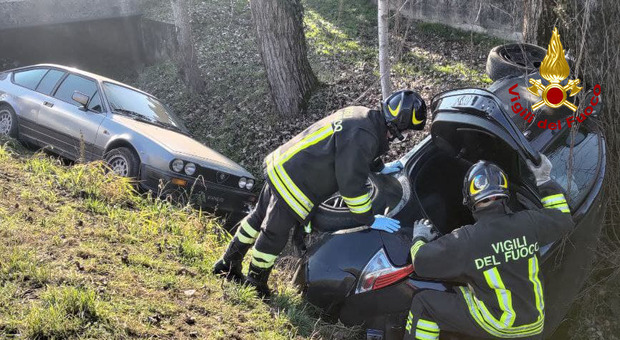 Alfa Gtv contro Lancia Y, auto volano nel fossato: un ferito
