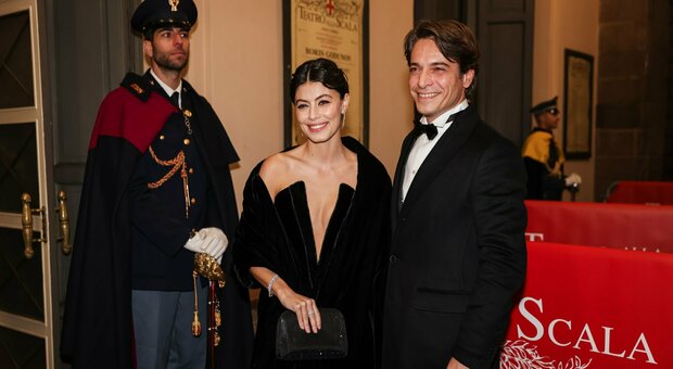 Alessandra Mastronardi alla Scala con il nuovo compagno, mano nella mano con Gianpaolo Sannino: il fidanzato è un noto dentista romano