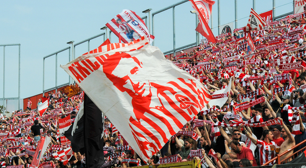 Menti, tifosi e bandiere come non si vedevano da tempo (foto dal sito del Vicenza Calcio)