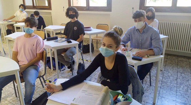 Una classe con gli studenti in mascherina
