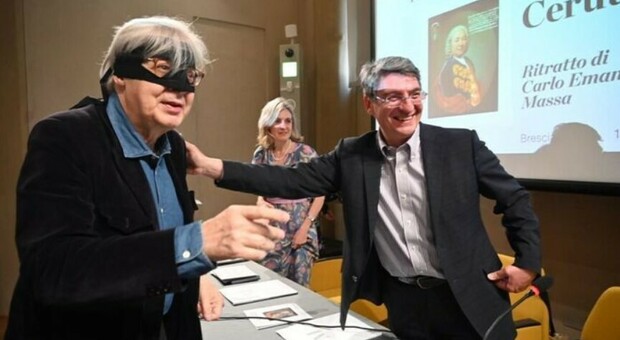 Sgarbi al museo di Brescia con la mascherina di Zorro, in polemica con le protezioni anti-Covid