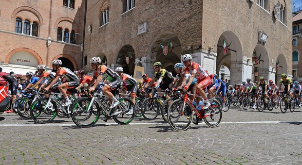 Passa il Giro d'Italia: chiuse tutte le scuole del Comune e anche gli asili