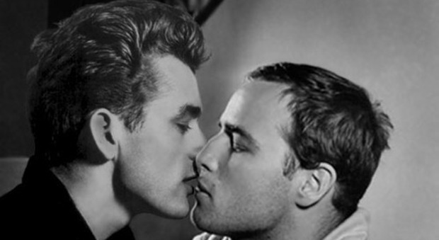 Marlon Brando e James Dean erano amanti: sesso sadomaso tra le due icone di Hollywood