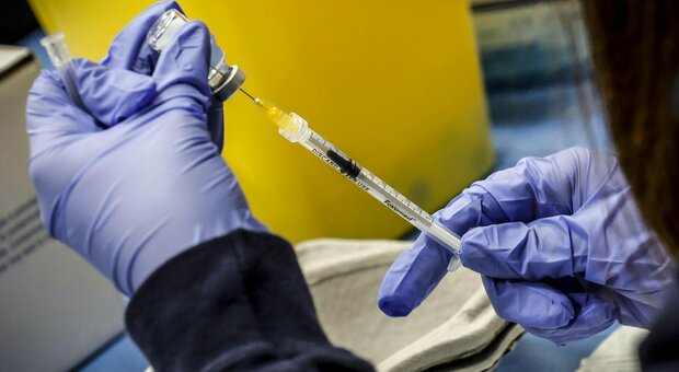 Quarta dose al via, Regioni pronte a riaprire gli hub vaccinali (ma per ora si farà dai medici di base e in farmacia)