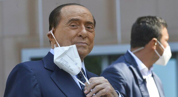 Berlusconi, bugie sulle notti di sesso con il Cav: rinviate a giudizio quattro donne e l'autista di Tarantini