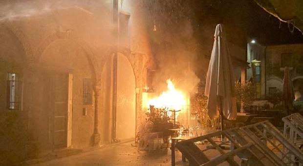 Il locale incendiato a Treviso in piazza San Parisio