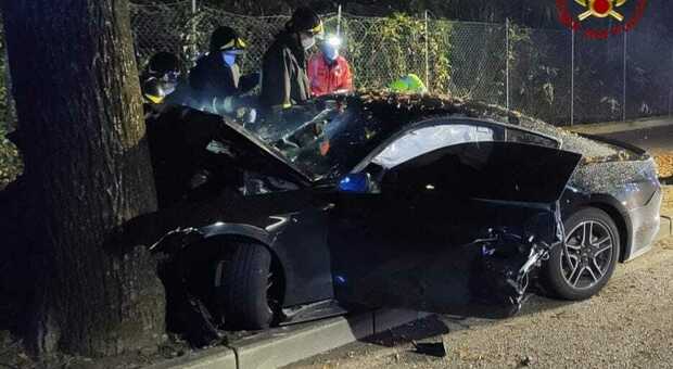 Auto si schianta contro l'albero nella notte: quattro giovani feriti, due gravi