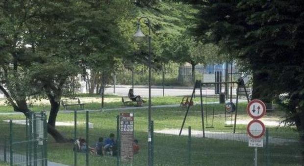 Nomadi al parco giochi fanno sesso davanti ai bimbi, le madri insorgono