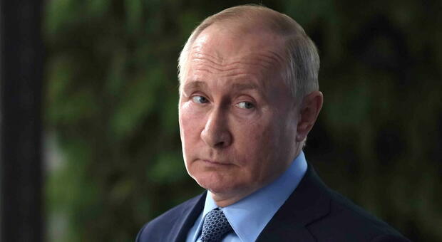 Putin in quarantena, casi di Covid tra i membri del suo entourage
